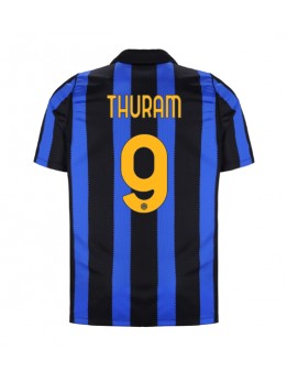 Moški Nogometna dresi replika Inter Milan Marcus Thuram #9 Domači 2026-27 Kratek rokav Moški Nogometna dresi replika Inter Milan Marcus Thuram #9 Domači 2026-27 Kratek rokav